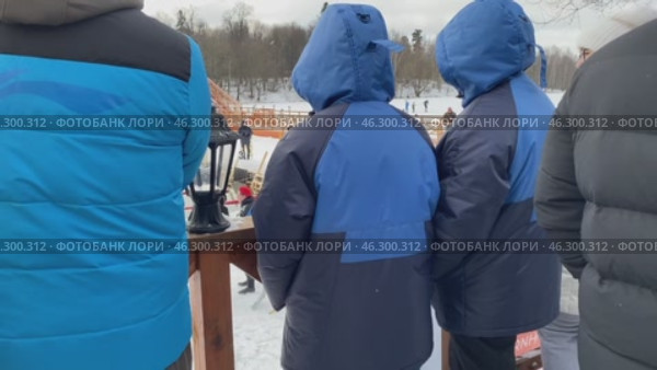 Зимние соревнования по плаванию на свежем воздухе. Барский пруд усадьбы Гребнево. Редакционное видео, видеограф Владимир Шипикин / Фотобанк Лори