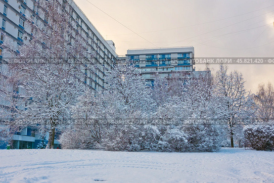 Зимний день. После сильного снегопада. Микрорайон Северное Чертаново. Москва. Редакционное фото, фотограф E. O. / Фотобанк Лори