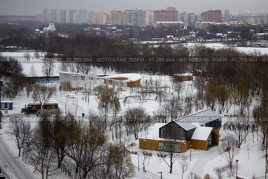 Зимний день в парке Яуза (сквер на Северодвинской). Москва, Северное Медведково (2022 год). Стоковое фото, фотограф Елена Орлова / Фотобанк Лори