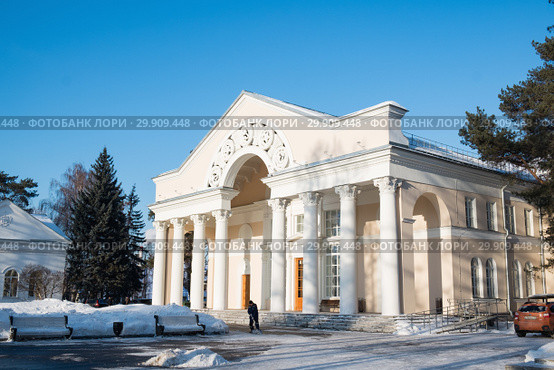 Зимний вид на дом культуры солнечным днем. ВДНХ. Москва. Winter view of the house of culture on a Sunny day. (2019 год). Редакционное фото, фотограф Кузин Алексей / Фотобанк Лори