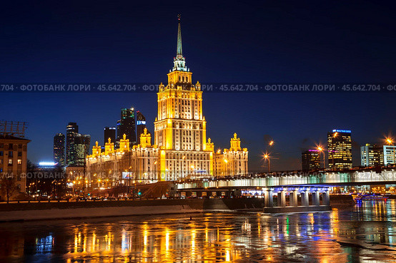Зимняя ночная Москва с видом на Москву-реку, Новоарбатский мост и гостиницу Украина. Россия (2017 год). Стоковое фото, фотограф Наталья Волкова / Фотобанк Лори