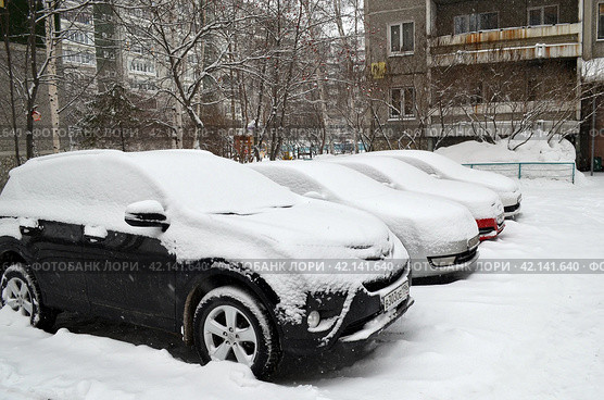 Зимняя заснеженная парковка во дворе жилого городского микрорайона. Редакционное фото, фотограф Сергеев Валерий / Фотобанк Лори