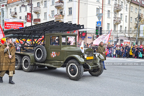 ЗИС-5 (катюша) времен Великой Отечественной войны с военными реконструкторами на параде в честь Дня Победы 9 мая. Город Тюмень (2017 год). Редакционное фото, фотограф Александр Тараканов / Фотобанк Лори