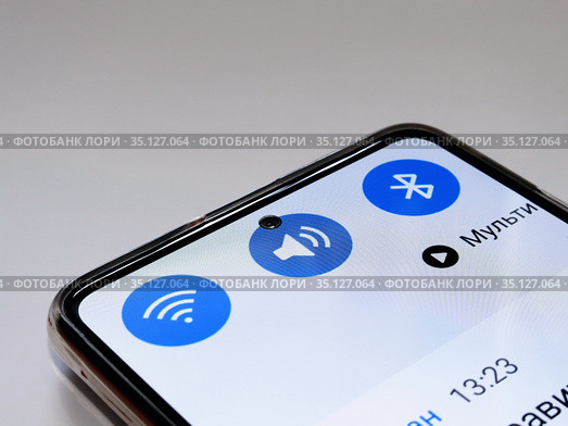 Значки Bluetooth и Wi-Fi на экране телефона (2020 год). Редакционное фото, фотограф Татьяна Т / Фотобанк Лори