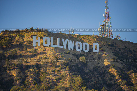 Знак HOLLYWOOD, Беверли хилс, Лос Анджелес, Калифорния (2022 год). Редакционное фото, фотограф Андрей Костин / Фотобанк Лори