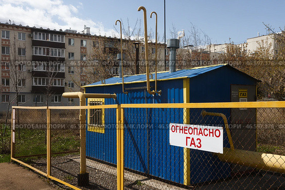 Знак "Огнеопасно Газ" на заборе газорегуляторного пункта. Стоковое фото, фотограф Егор Алеев / ТАСС / Фотобанк Лори