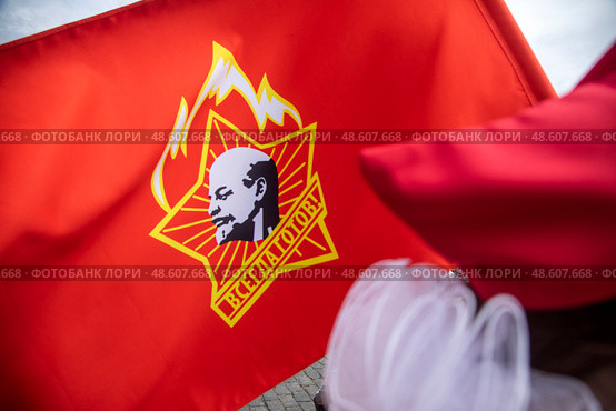 Знаменосец с красным знаменем Пионерской организации на торжественной линейке, посвященной приему в пионеры на Красной площади города Москвы, Россия. Редакционное фото, фотограф Николай Винокуров / Фотобанк Лори