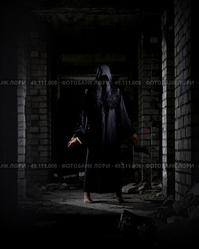 Zombie girl at old house. Стоковое фото, агентство Ingram Publishing / Фотобанк Лори