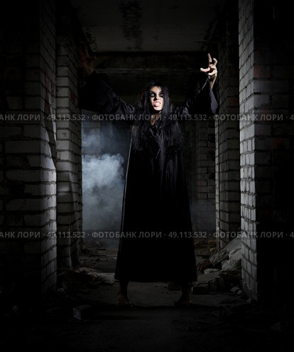Zombie girl in old house. Стоковое фото, агентство Ingram Publishing / Фотобанк Лори