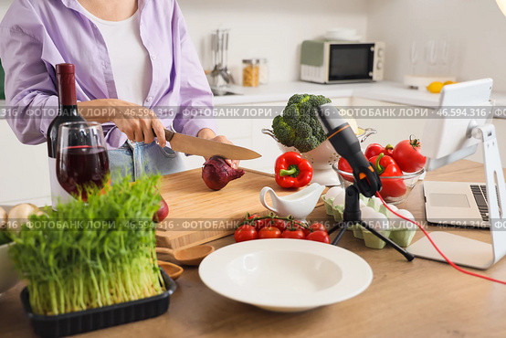 Зрелая женщина режет лук, записывая видеоурок по кулинарии на кухне, крупный план. Стоковое фото, фотограф Pixel_shot / Фотобанк Лори