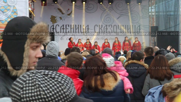 Зрители перед эстрадой на празднике Масленицы в саду "Эрмитаж". Москва (2016 год). Редакционное видео, видеограф Сергей Соболев / Фотобанк Лори
